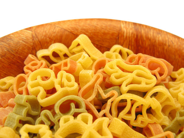 在木盘里给孩子们吃的意大利面图片下载
