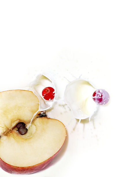 苹果花和莓果洒在牛奶里图片下载