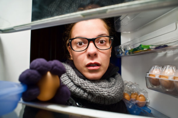 一个女人一边打开冰箱图片下载