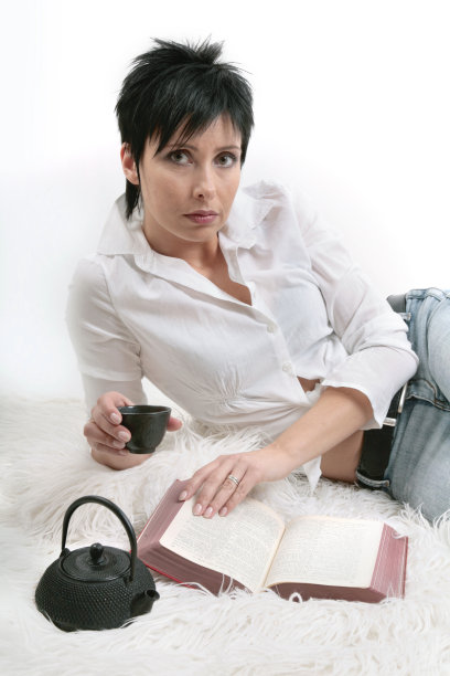 年轻女子在读一本书图片下载