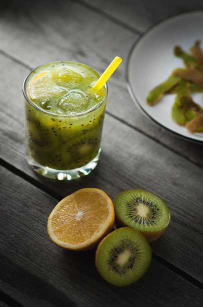 新鲜的猕猴桃和橘子，健康的饮料放在木桌上图片下载