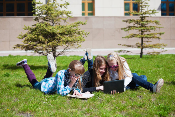 女学生躺在草地上图片下载