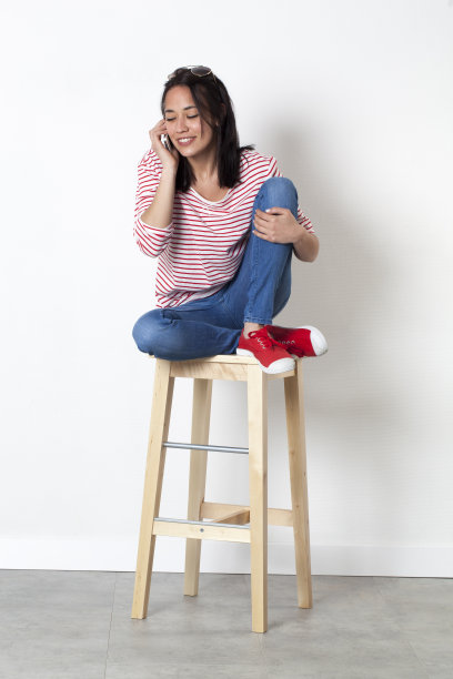 酷酷的20多民族女学生在用手机聊天图片下载