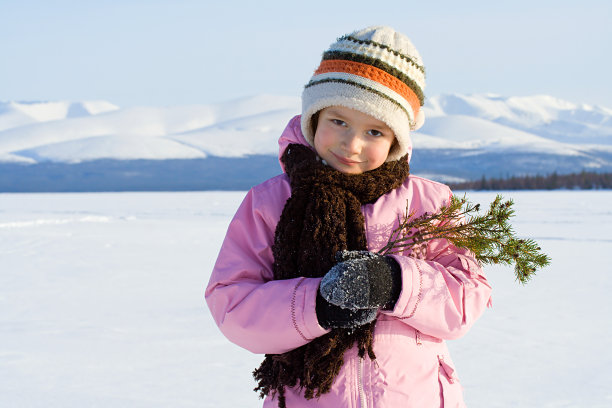 有一棵毛树的女孩图片下载