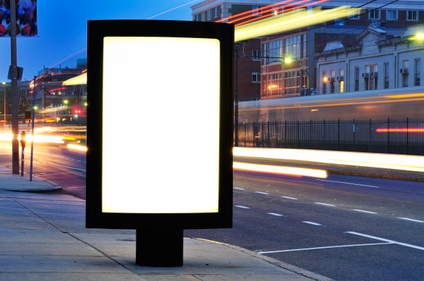 夜晚城市街道上的空白广告牌图片下载