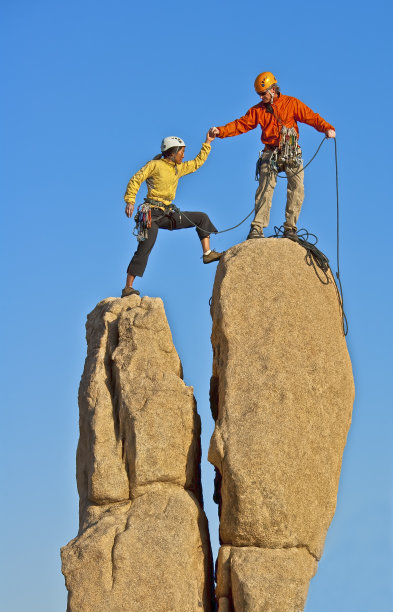 一队攀岩者。图片下载