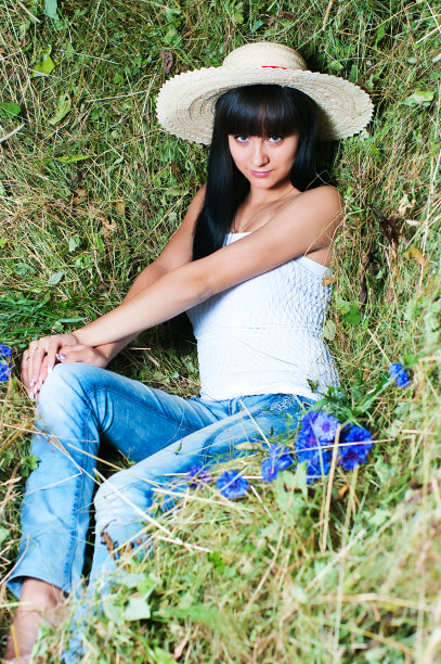 干草上的女孩图片下载