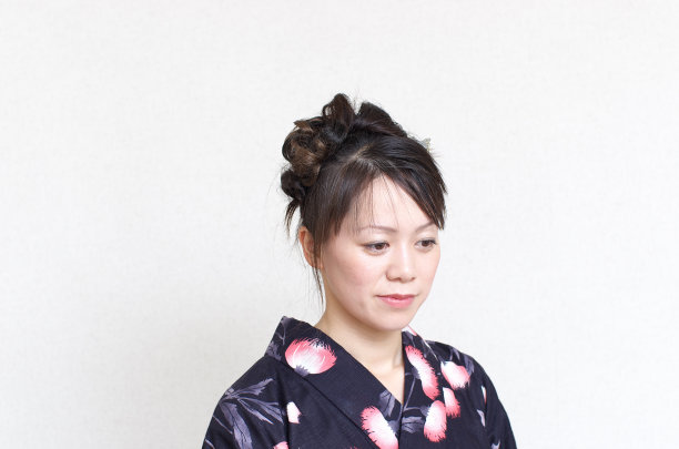 穿着浴巾的日本女人图片下载