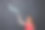 微笑的女人用彩色铅笔在黑板背景上画波浪图片下载