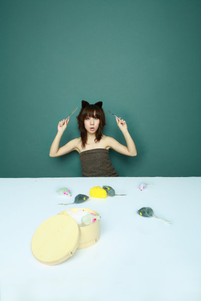 咄咄逼人的图片下载