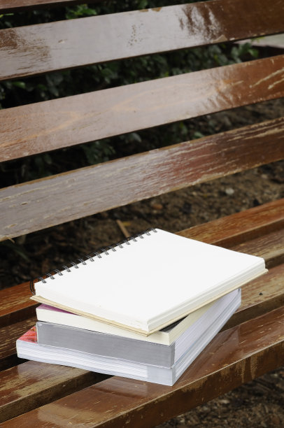 笔记本和书放在长凳上图片下载