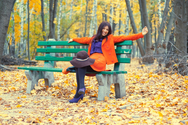 坐在长椅上的女孩图片下载