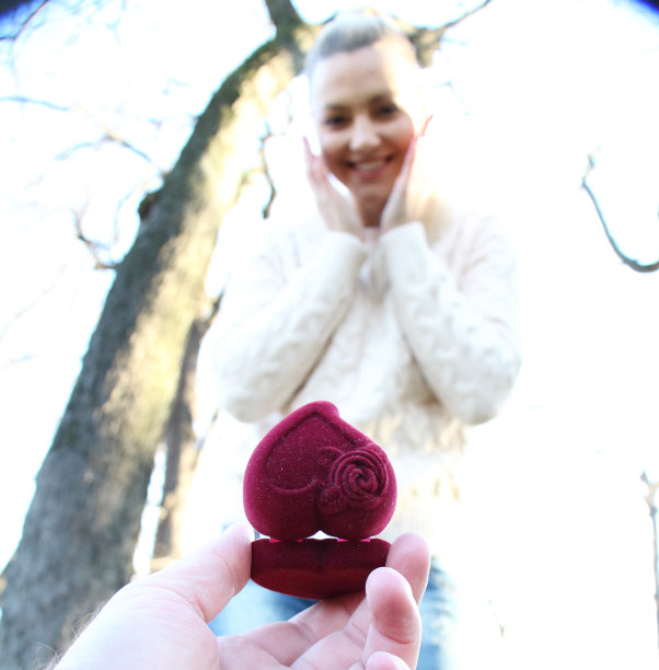 女孩在公园图片下载