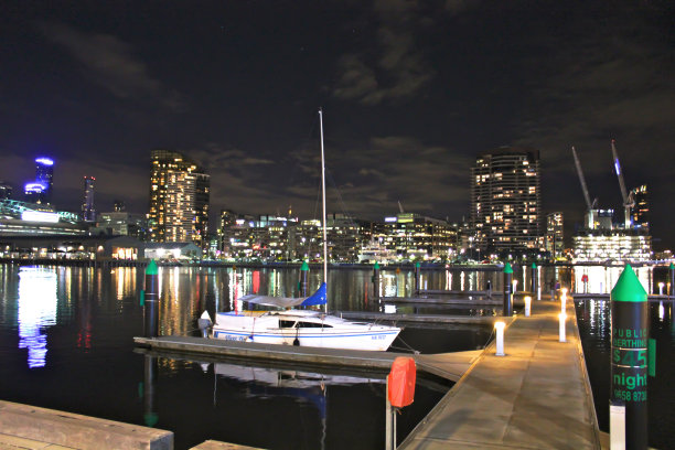 船在晚上图片下载