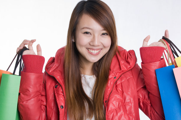 漂亮的年轻女人拿着购物袋图片下载