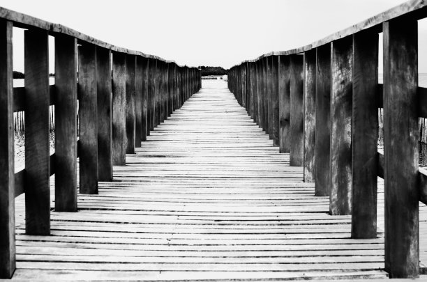 黑白木桥图片下载