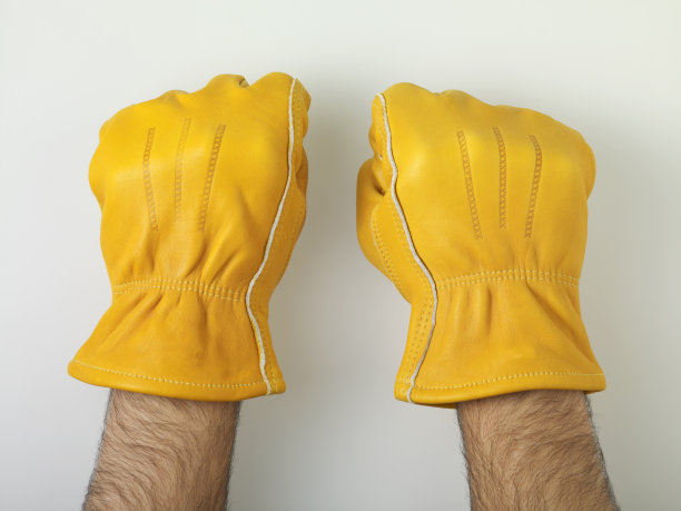 黄色工作手套穿孔机图片下载