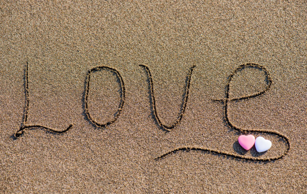 “爱”字的背景是沙子图片下载
