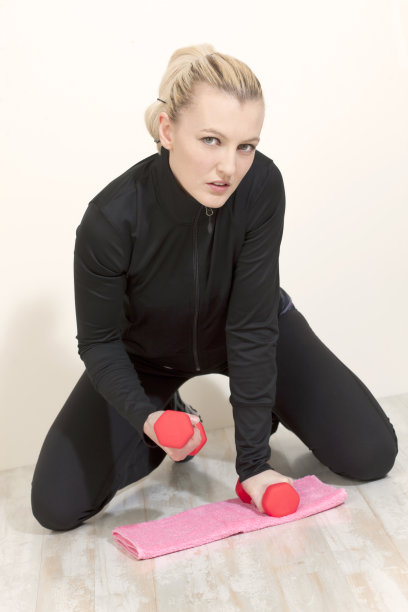 锻炼和举重的金发女人。图片下载