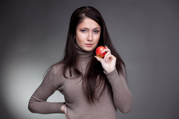 灰色背景下红苹果的漂亮女孩图片下载
