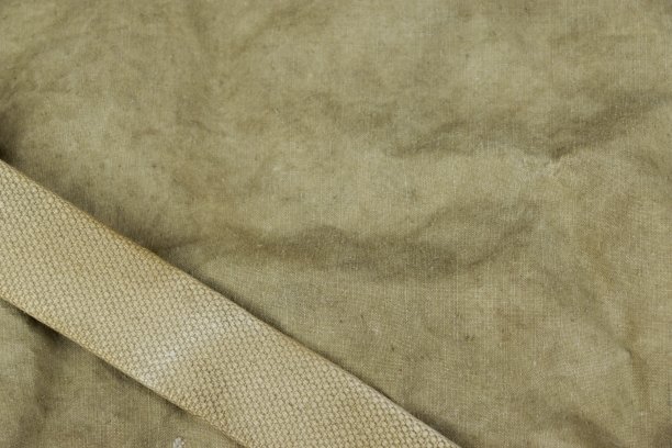 风化褪色的军队卡其迷彩服与皮带。引入图片下载