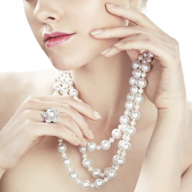 特写的女人戴珍珠项链和戒指图片下载