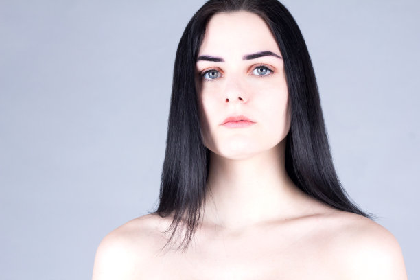年轻漂亮的黑发，灰色的眼睛，白皙的皮肤图片下载