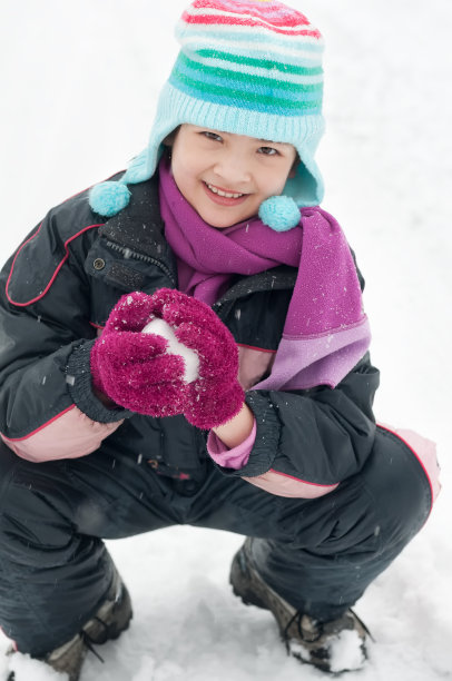 顽皮的小女孩做一个雪球图片下载