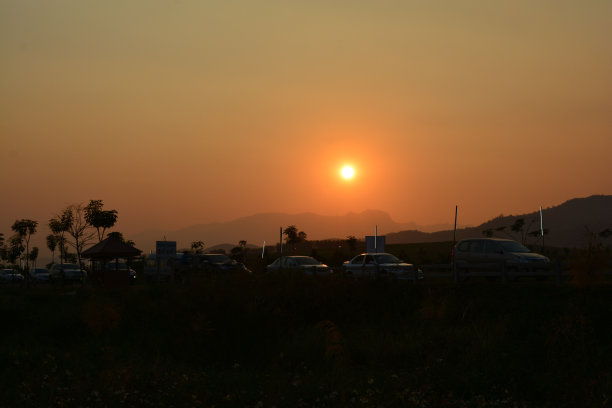 美丽的日落和交通状况图片下载