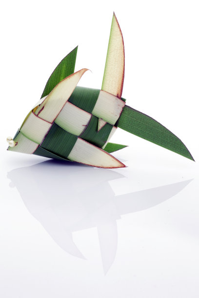 用叶子做成的鱼。图片下载