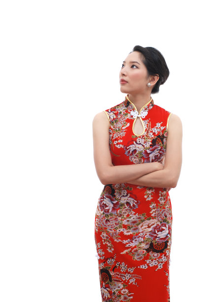 穿着中式服装的女孩双臂交叉，仰视着图片下载