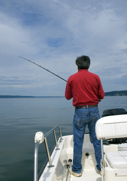 宁静湖面上的渔夫图片下载
