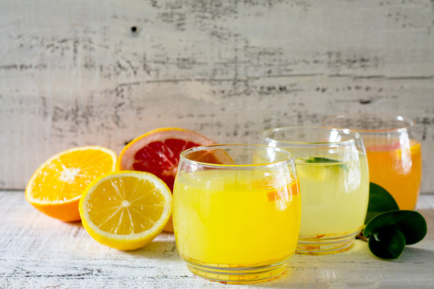 木桌上放着柑橘汁和新鲜水果图片下载