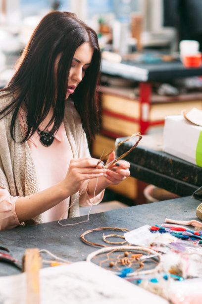 大师在艺术工作室制作新的捕梦网。图片下载