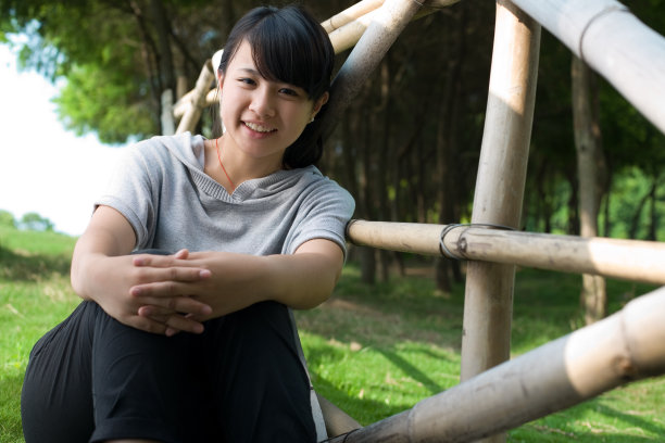 公园里快乐的年轻亚洲女孩图片下载