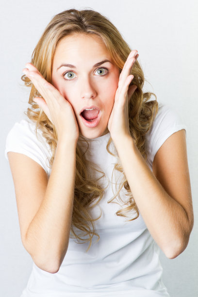 美丽的金发女孩，带着惊喜的情绪图片下载