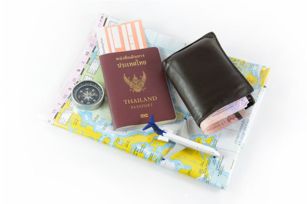 护照，指南针，飞机，orb和金钱，旅行概念图片下载