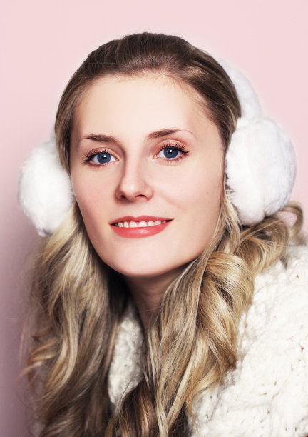 穿着白色耳套的可爱女孩图片下载