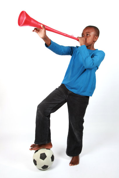 男孩吹呜呜祖拉图片下载