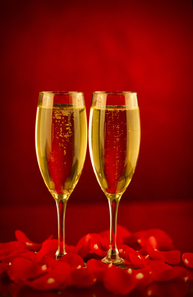 香槟和玫瑰花瓣图片下载