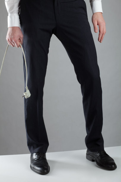 年轻人的躯干，还有电线图片下载