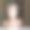 小男孩戴着耳机坐在家里的桌子旁。图片下载