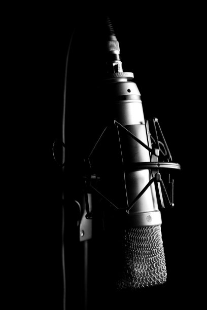 音乐工作室麦克风-黑色背景图片下载