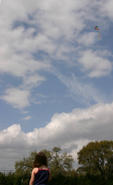 女孩放风筝(高，与云)图片下载