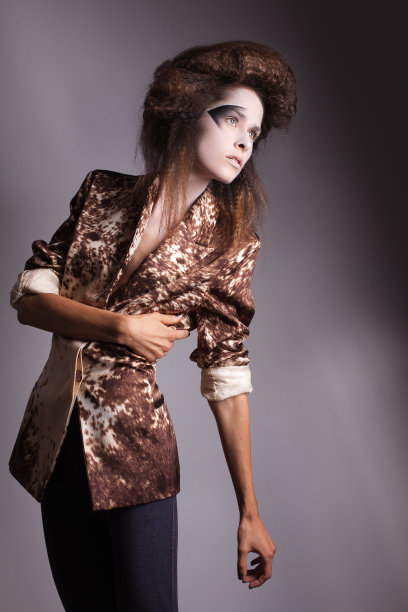 年轻女子摆姿势图片下载