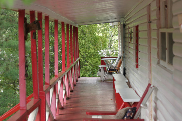 红房子的门廊图片下载