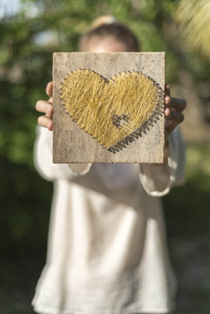 年轻女子炫耀她的爱图片下载