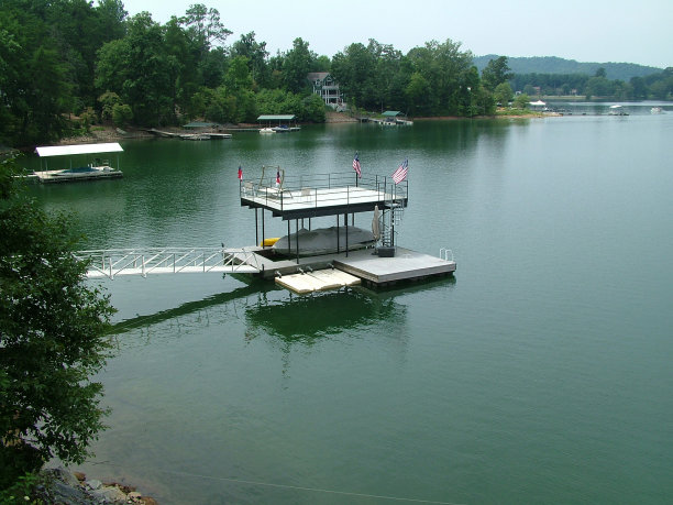 在湖上图片下载