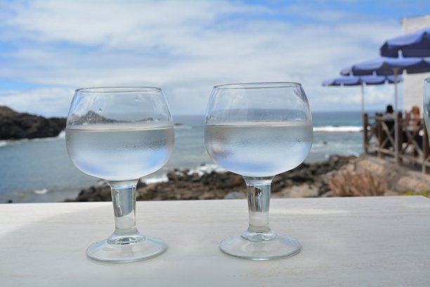 在阳台上喝两杯红酒，可以看到海景图片下载