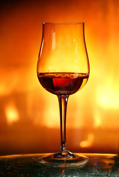 郁金香酒杯里的白兰地图片下载